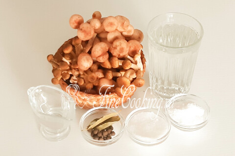 Продукты для маринованных опят: опята, вода, уксус, сахар, соль, лавровый лист, душистый перец и семена горчицы