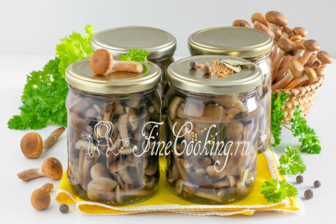 Маринованные опята с уксусом в банке, готовые к подаче