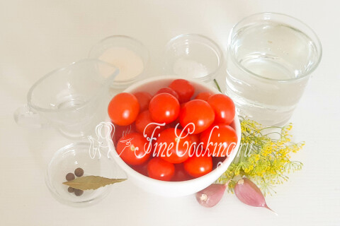 Продукты для маринованных помидоров черри: томаты, чеснок, укроп и специи.