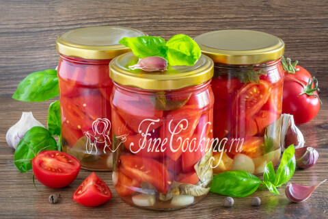 Маринованные помидоры дольками с базиликом и чесноком — закуска на зиму.