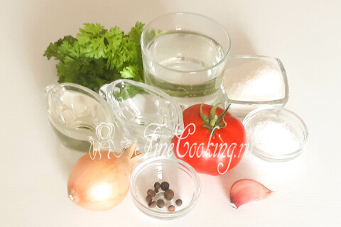 Продукты для маринованных помидоров дольками: томаты, репчатый лук, чеснок, петрушка, масло, сахар, соль и уксус.
