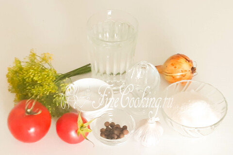 Продукты для маринованных помидоров с луком: томаты, репчатый лук, чеснок, уксус, зонтики укропа и перец горошком.