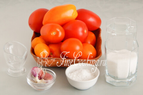 Продукты для маринованных помидоров под снегом: томаты, чеснок, вода, соль, сахар и уксус