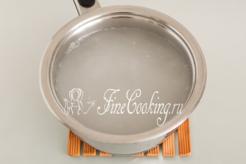 Рассол из воды, сахара и соли, закипающий в кастрюле