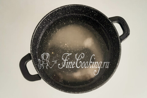 Кастрюля с водой, сахаром и солью, доведённая до кипения