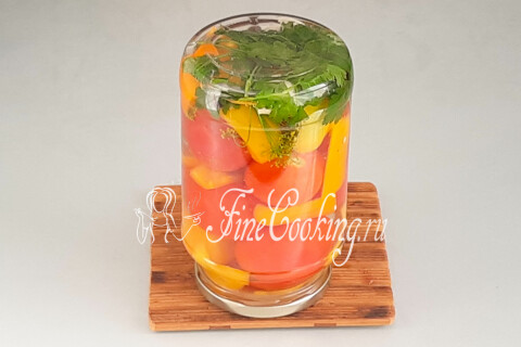 Банка с овощной заготовкой, перевёрнутая донышком вверх и укутанная тканью
