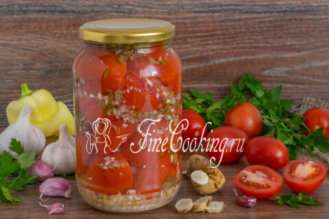 Маринованные помидоры с хреном, чесноком и петрушкой в банке