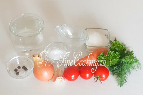 Продукты для маринованных помидоров: томаты, морковь, лук, чеснок, укроп, петрушка, душистый перец, уксус, сахар и соль.