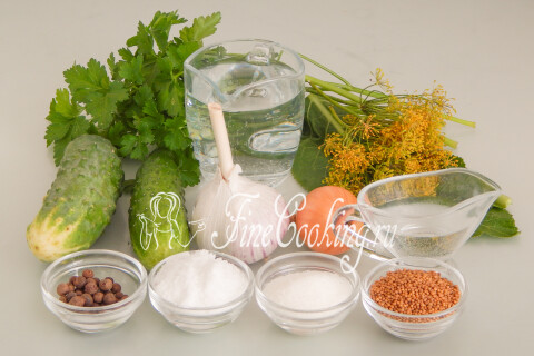Продукты для маринованных резаных огурцов: огурцы, лук, чеснок, зелень, сахар и уксус