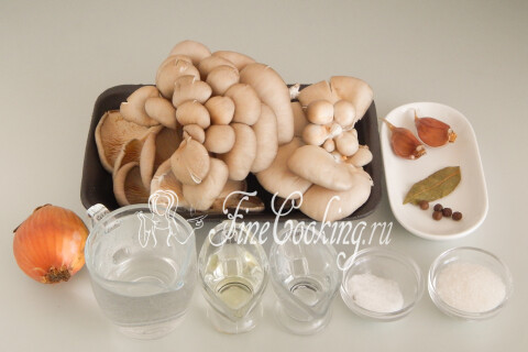 Продукты для маринованных вешенок: грибы, лук, чеснок, уксус, масло, сахар, соль и лавровый лист