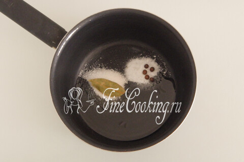 Растительное масло, сахар, соль, лавровый лист и перец в кастрюле для маринада
