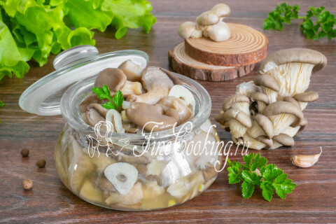 Маринованные вешенки с луком и чесноком в миске для подачи