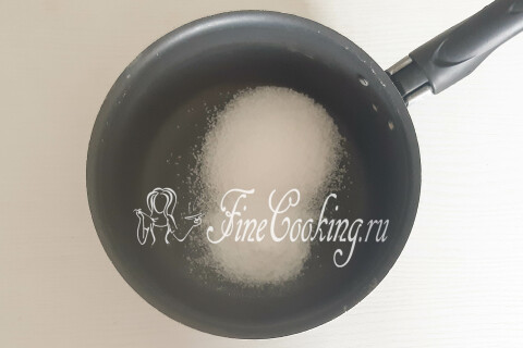 Сахарный песок и соль, отмеренные в кастрюле для маринада.
