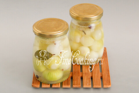 Банки с маринованным луком, закрытые винтовыми крышками