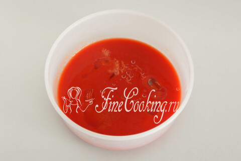 Томатный сок с растительным маслом, уксусом, сахаром и солью в жаропрочной посуде