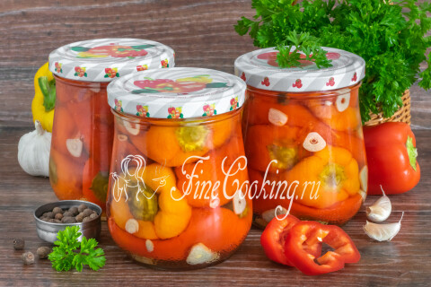 Готовый жареный перец, поданный как закуска к праздничному столу.