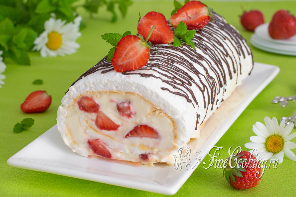 Меренговый рулет с клубникой — готовое блюдо