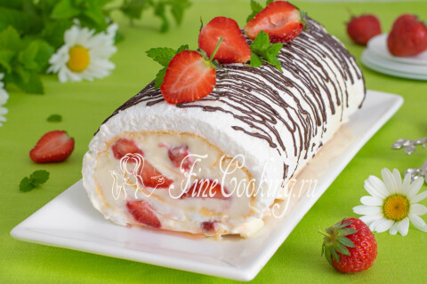 Готовый меренговый рулет с клубникой, охлаждённый перед подачей