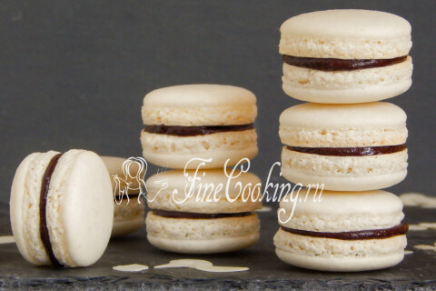 Французские пирожные Макарон из белой миндальной муки на тарелке