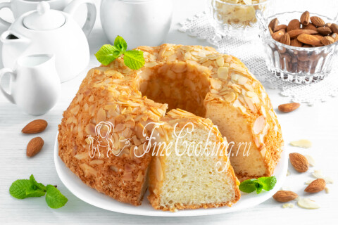 Миндальный кекс на белках с миндальными лепестками на блюде.