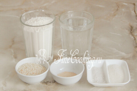 Продукты для мини-багетов: пшеничная мука, вода, сахар, соль, дрожжи и кунжут.