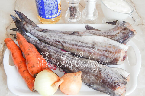 Продукты для минтая под маринадом: минтай, морковь, лук и сметана