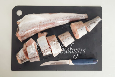 Порционные куски минтая, нарезанные поперёк тушки, в глубокой миске.