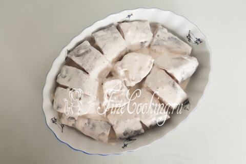 Форма для запекания с кусочками минтая, равномерно политыми соусом сверху.