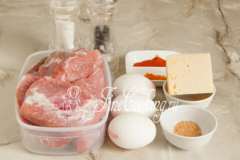 Продукты для митлофа: свиная мякоть, куриные яйца, сыр, куркума, паприка, сушёный чеснок, соль и перец