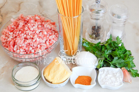 Продукты для мясного рулета с макаронами: свиной фарш, спагетти, яйцо, масло и специи