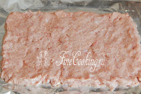 Мясной фарш, распределённый ровным прямоугольником на пищевой фольге