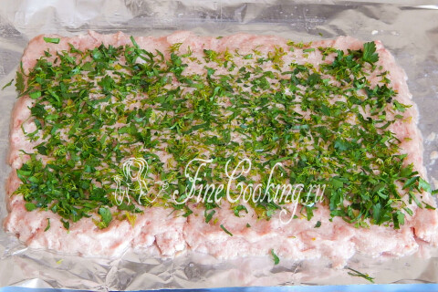 Измельчённая зелень, рассыпанная поверх мясного фарша