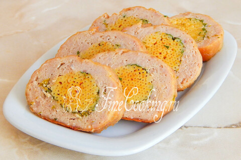 Мясной рулет с макаронами, нарезанный порционными кусочками поперёк