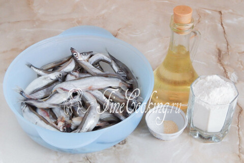 Продукты для жареной мойвы: свежемороженая рыба, пшеничная мука, соль и сушёный чеснок