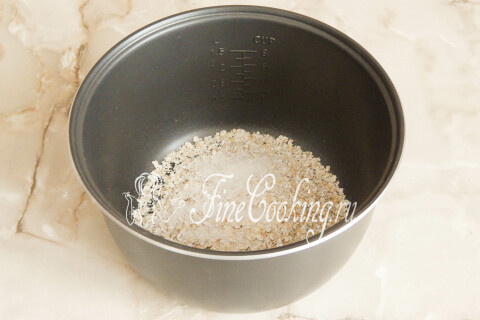 Овсяные хлопья с сахаром и солью в чаше мультиварки