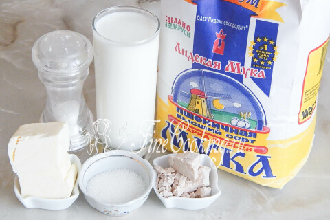 Продукты для молочного хлеба: молоко, мука, свежие дрожжи, сахар, соль и сливочное масло