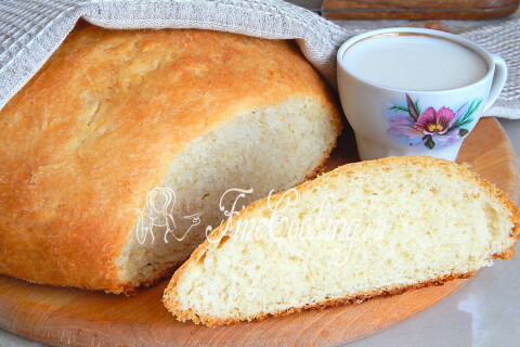 Свежеиспечённый молочный хлеб с хрустящей корочкой и нежным мякишем