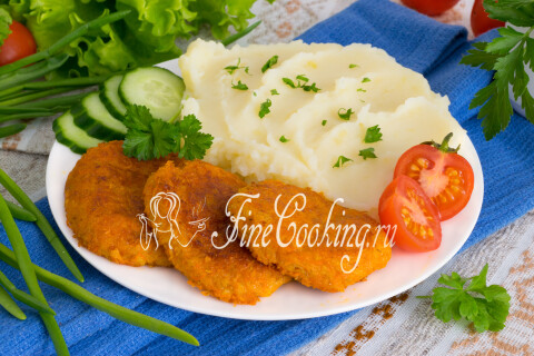 Котлеты из моркови с картофельным пюре и овощами на тарелке