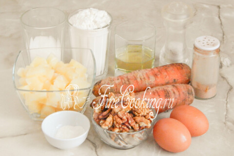 Продукты для морковного кекса: мука, ананасы, морковь, яйца, орехи, сахар, масло, разрыхлитель и корица