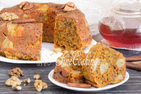 Морковный кекс с ананасами и орехами в разрезе на тарелке