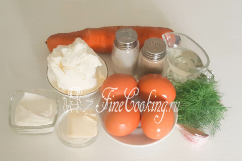 Продукты для морковного рулета: морковь, творожный сыр, яйца, масло, чеснок, сметана и укроп.