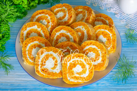 Морковный рулет с творожным сыром, нарезанный порционными ломтиками.