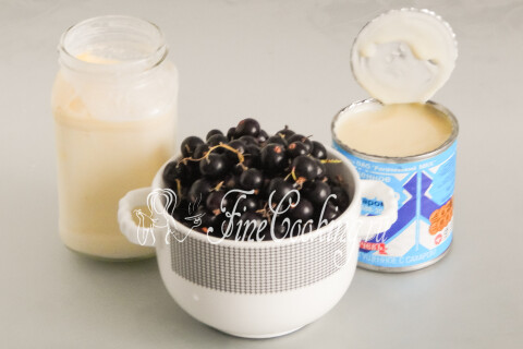 Продукты для мороженого из черной смородины: ягоды, сливки и сгущенное молоко