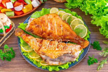 Морской окунь, жареный на сковороде