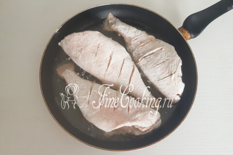Морской окунь на раскалённом масле с золотистой нижней корочкой.