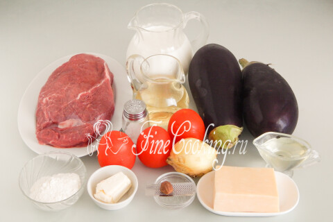 Продукты для мусаки: баклажаны, говядина, помидоры, сухое вино, лук, сыр, молоко, сливочное масло, мука и мускатный орех.
