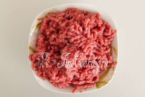 Говяжья мякоть, пропущенная через мясорубку, в виде фарша.