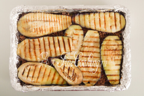 Пластинки баклажанов вторым слоем поверх мясной начинки.