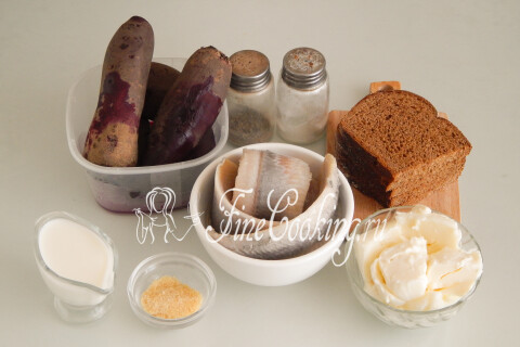 Продукты для мусса из свёклы с сельдью: свёкла, солёная сельдь, сливочный сыр, чёрный хлеб, молоко и желатин.