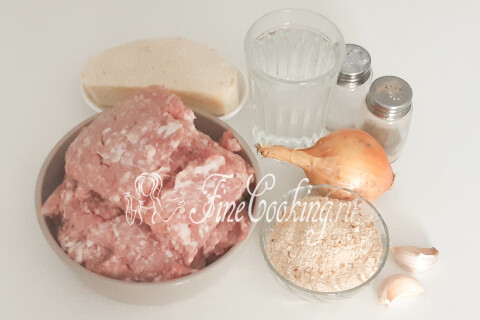 Продукты для котлет из фарша: мясной фарш, лук, батон, чеснок, сухари, соль и перец.